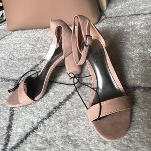 NWT Sandals, 5.5M